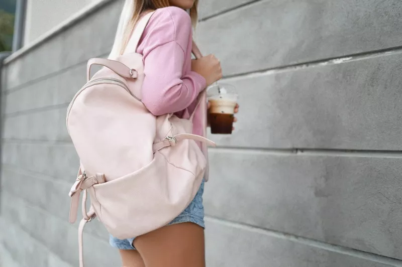 coffee girl woman white backpack leg 79519 pxhere.com (1)